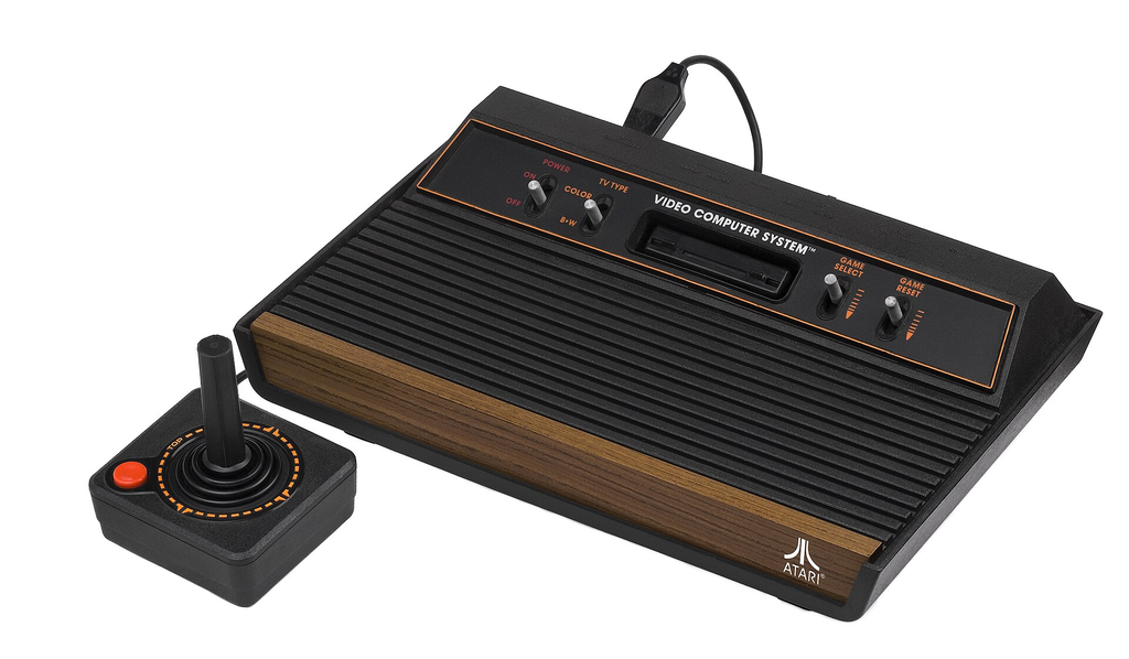 Atari 2600 — console de videogame doméstico com revestimento em madeira, lançado em 1977