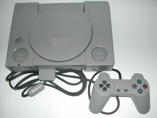 PlayStation — primeiro console da Sony, modelo SCPH-5500, lançado em 1994