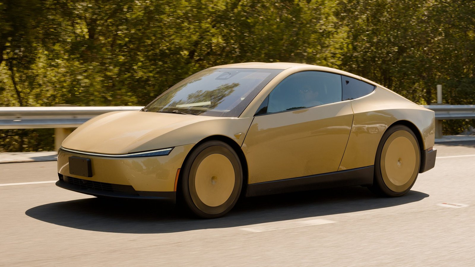 Tesla Cybercab dourado na estrada, visto de frente