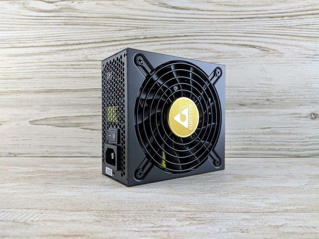 Fonte de alimentação modelo ATX, vista de lado mostrando a ventoinha.