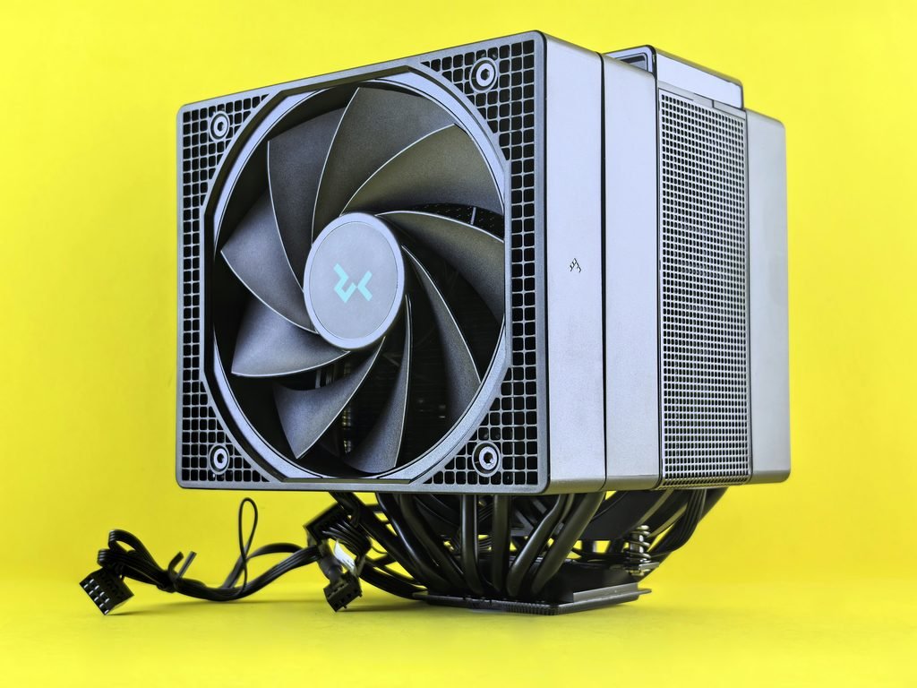 Air cooler para processador, com ventoinha e dissipador de calor com múltiplas aletas, sobre fundo amarelo