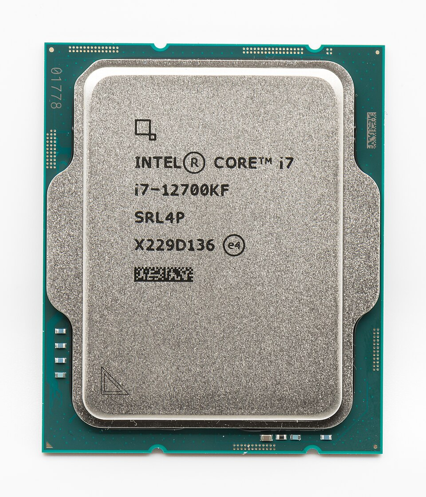 Processador Intel Core i7 12700KF visto de cima, mostrando a etiqueta com o modelo e as informações do chip