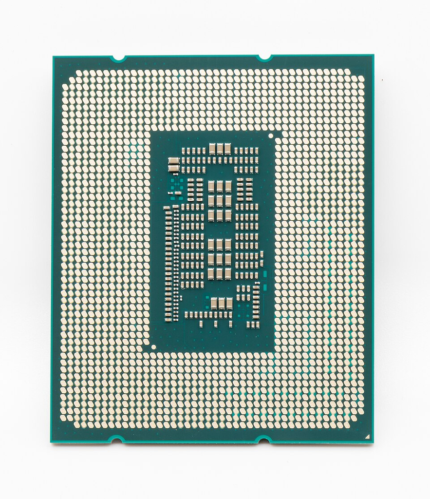 Parte inferior do processador Intel Core i7 12700KF, mostrando os contatos dourados que se conectam ao soquete da placa-mãe