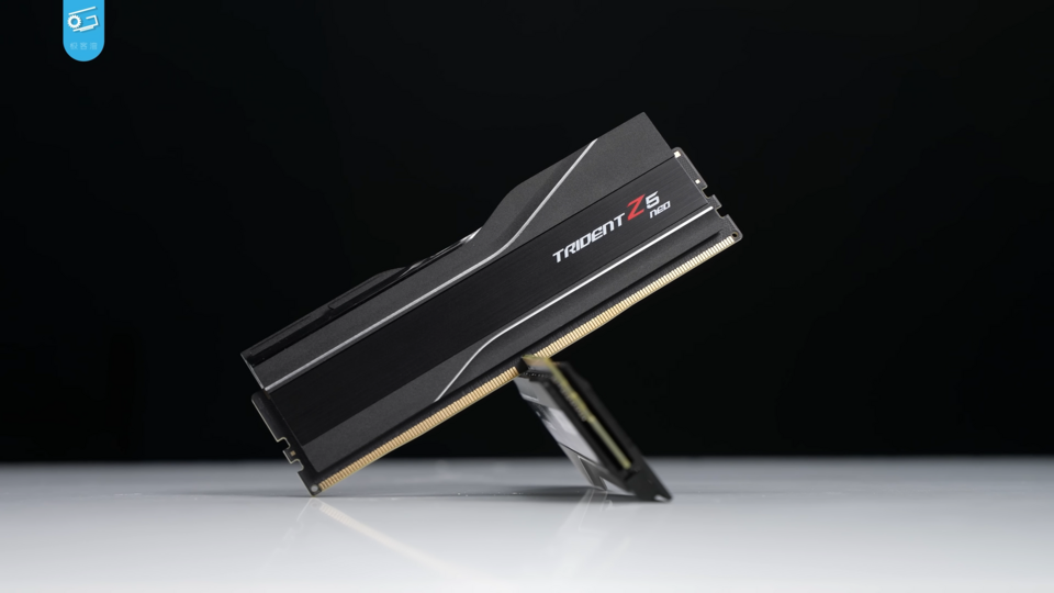 Pente de memória RAM G.Skill Trident Z, apoiado sobre superfície reflexiva com fundo escuro